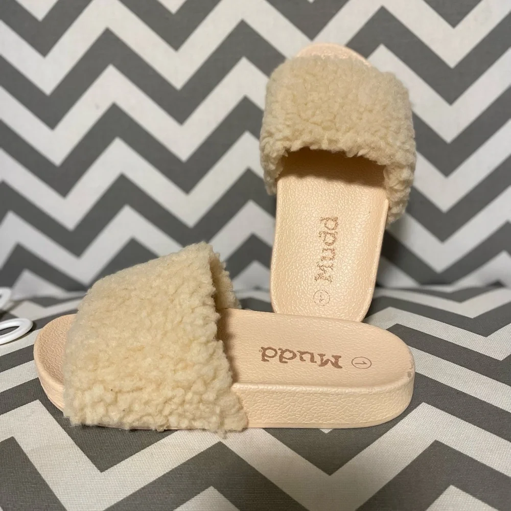 ***2/$15*** Girl’s  fur pool slides